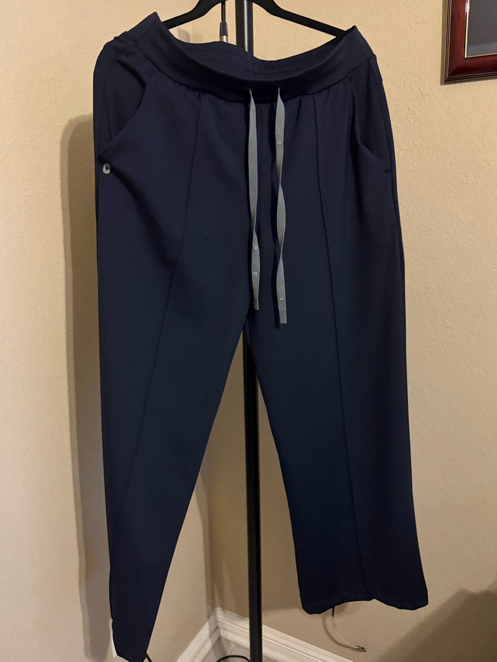 Figs FormX Sona Slim Scrub Top & Salina High-Rise Wide-Leg Scrub Pant Navy Lg